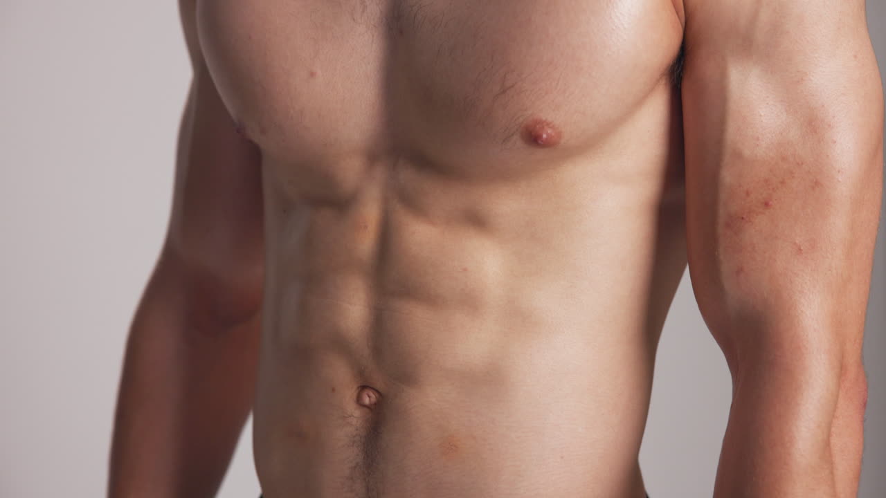 Tronco masculino musculoso com abdômen definido em fundo branco