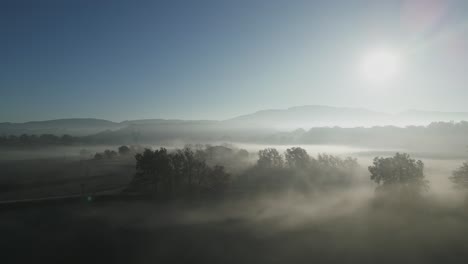 Panorama-Sonnenaufgang,-Neblige-Drohnenlandschaft-In-Barcelona,-Luftaufnahme-Des-Bergtals,-Sonne-Scheint-über-Landwirtschaftlichen-Feldern-In-Spanien