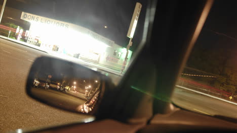 una persona conduce un automóvil por las calles luminosas de la ciudad 1