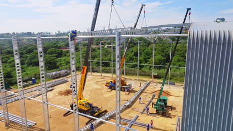 constructores de construcción con arneses, trabajo en una altura, drone pedestal tiro