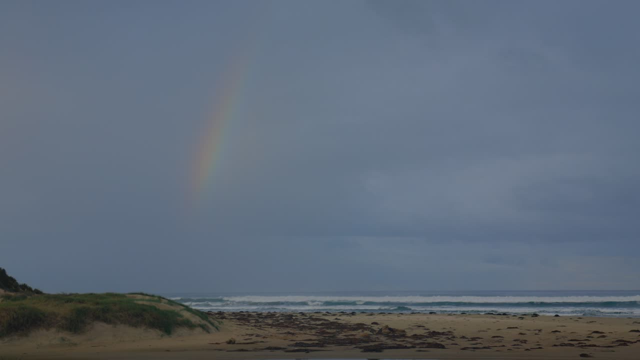 fotografía de cerca de un arco iris sobre el océano en el sur de australia