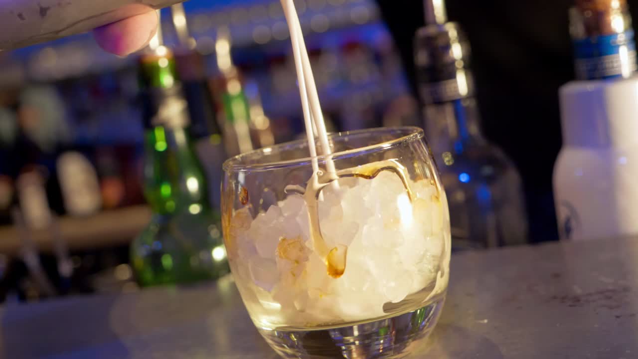 haciendo un cóctel con leche vertiendo en cámara lenta