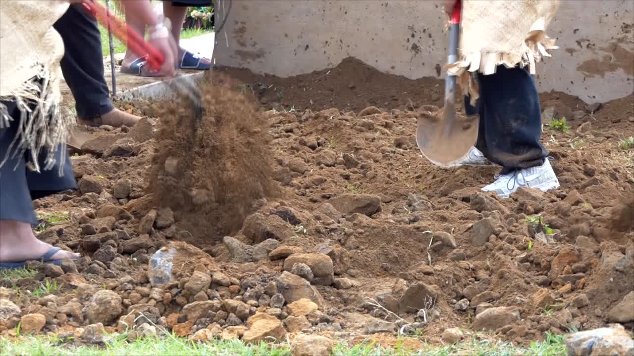 primer plano de un ataúd funerario o ataúd en un coche fúnebre o capilla o entierro en el cementerio