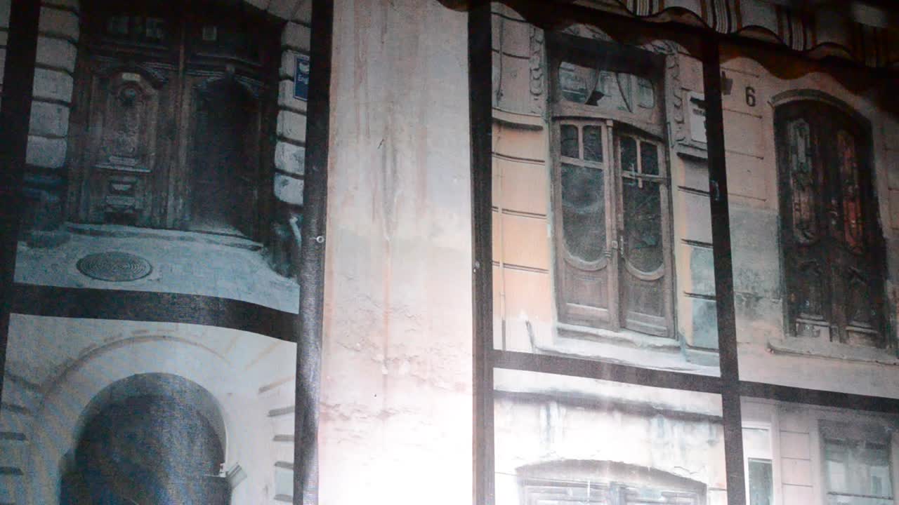 Vecchia casa europea, sfondo. È illuminata da una lampada lampeggiante.