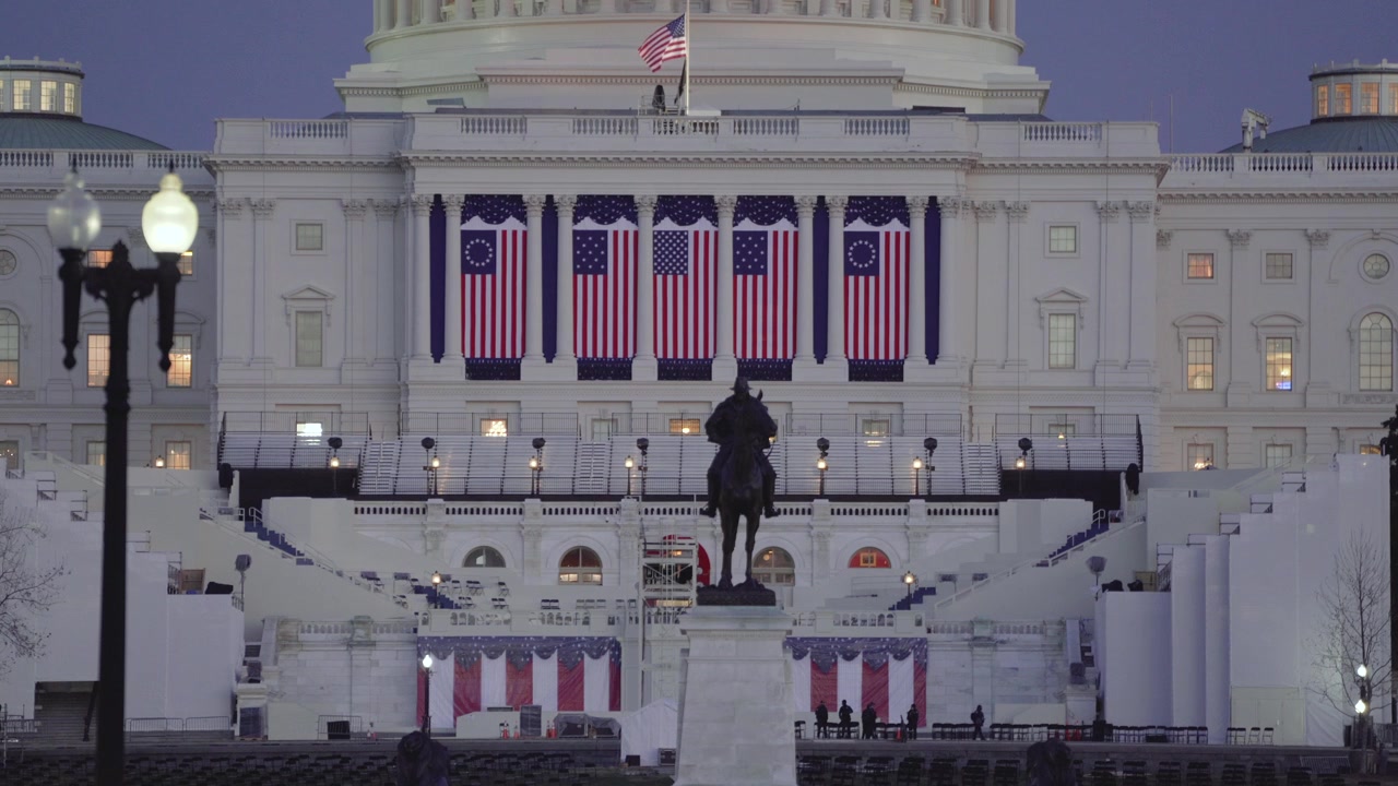 Statua di Ulysses Grant di fronte al Campidoglio degli Stati Uniti con pattuglie di truppe della Guardia Nazionale prima dell'insediamento di Joe Biden, Washington D.C.