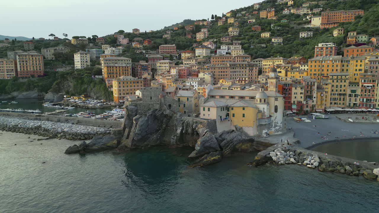 камогли - очаровательный прибрежный город в лигурии (италия) с яркими зданиями на склоне холма с видом на море