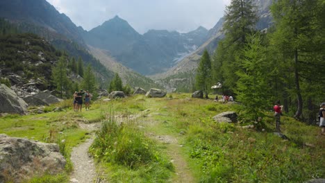 Handheld-Reise-Durch-Das-Bewölkte-Alpe-Ventina-Tal,-Touristen-Genießen-Die-Natur