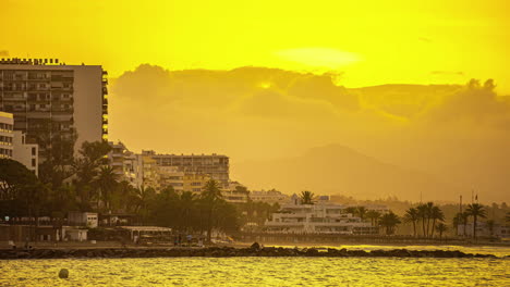 Wolken-Türmen-Sich-Am-Warmen-Morgenhimmel-Bei-Sonnenaufgang-über-Der-Küste-Von-Malaga-In-Spanien