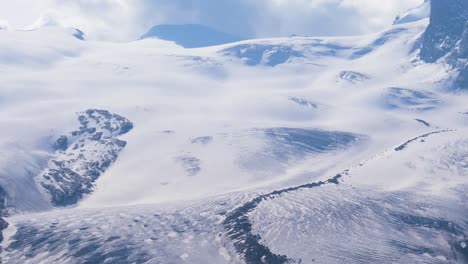 Tiro-Suave-Sobre-Un-Glaciar-Muy-Grande-En-Gornergrat-Zermatt-En-Suiza,-Gran-Glaciar-Gorner-Impresionante-Durante-El-Día-Soleado-De-Verano