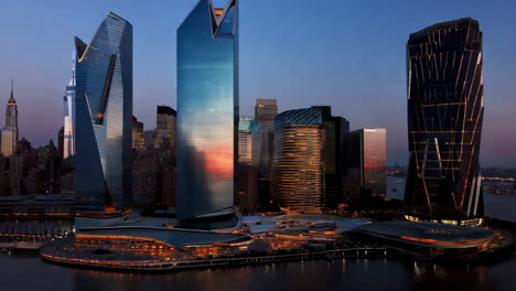el horizonte de la ciudad de nueva york al anochecer
