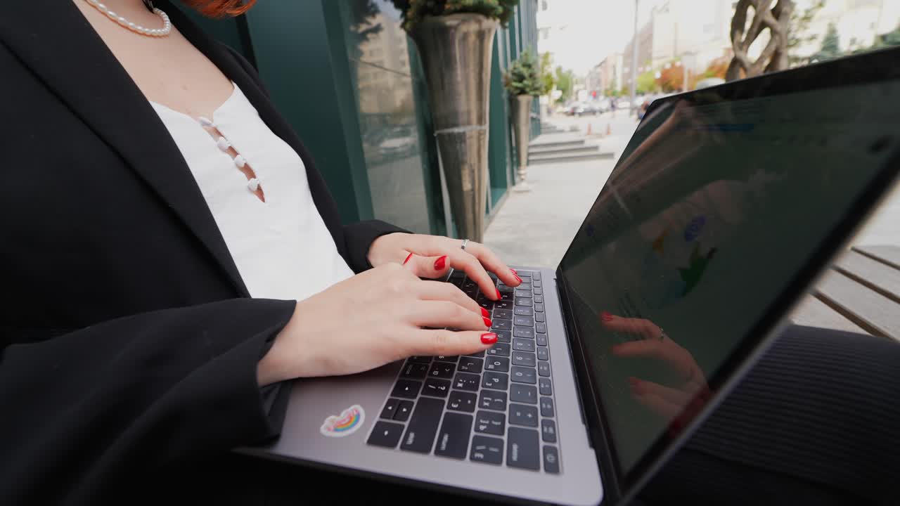 야외에서 노트북으로 일하는 여자