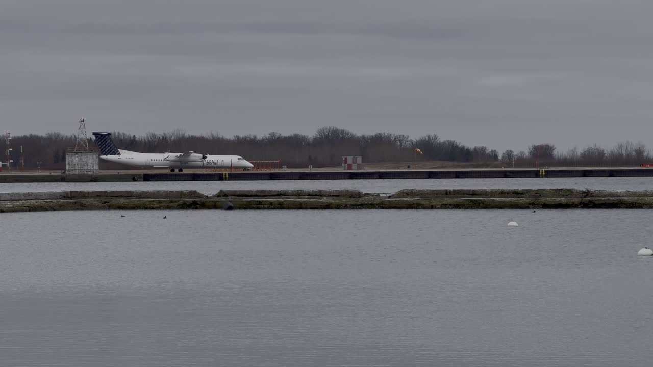앞면에 바가와 구름이 가득한 하늘을 가진 활주로에서 순항하는 항공기