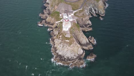 Vista-Aérea-Del-Faro-De-Bailey-Con-La-Casa-De-Los-Guardianes-En-La-Península-De-Howth,-Dublín,-Irlanda