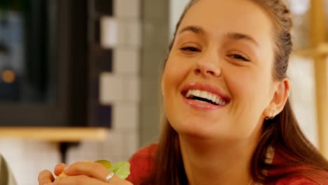 retrato de una mujer ejecutiva con una hamburguesa 4k