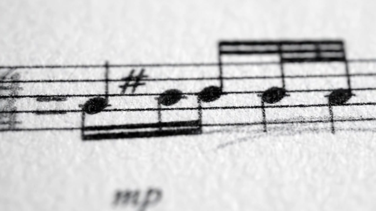 Een gedetailleerde verkenning van muzieknotatie: Een close-up van symbolische elementen en hun impact op muzikale interpretatie en expressie.