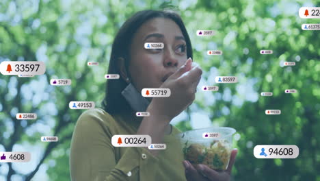 animación de notificaciones de los medios sobre una mujer biracial con máscara comiendo en un parque soleado