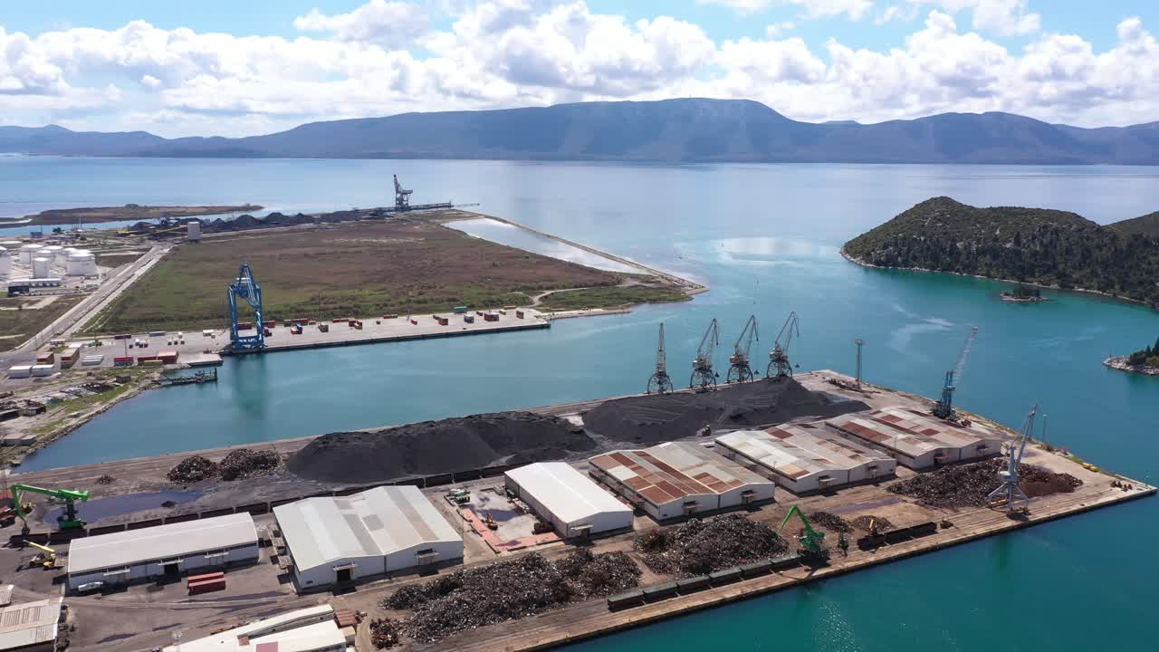 ploce, croatia의 ploce 항구에서 벌크화물 및 항만 크레인