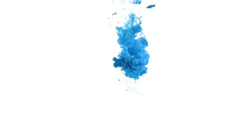 tinta azul en el agua