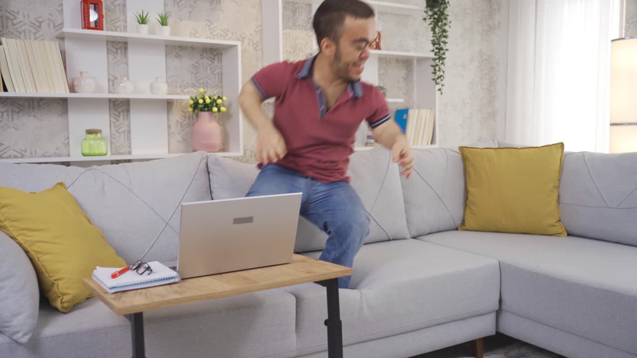 un joven enano discapacitado con motivación positiva sonriendo felizmente en casa y divirtiéndose.