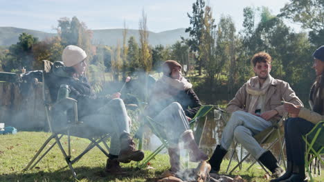 discusión, acampar o amigos por el fuego de campamento para