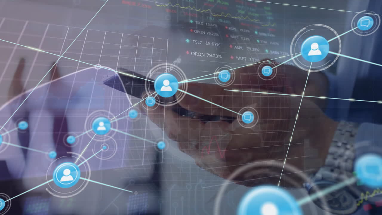 animación de iconos conectados, gráficos, tablas de negociación sobre el hombre caucásico desplazándose en el teléfono inteligente