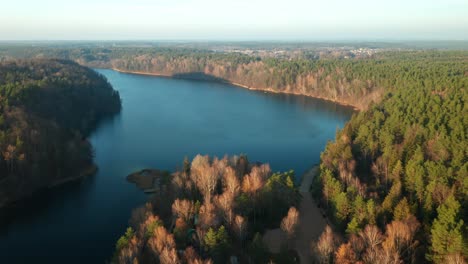 Antena:-Vista-Panorámica-Sobre-El-Hermoso-Y-Tranquilo-Lago-Azul-Y-El-Bosque-De-Pinos-Verdes