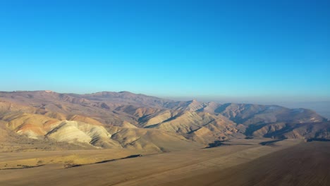 paisaje árido de uplistsikhe en georgia contra el cielo azul claro