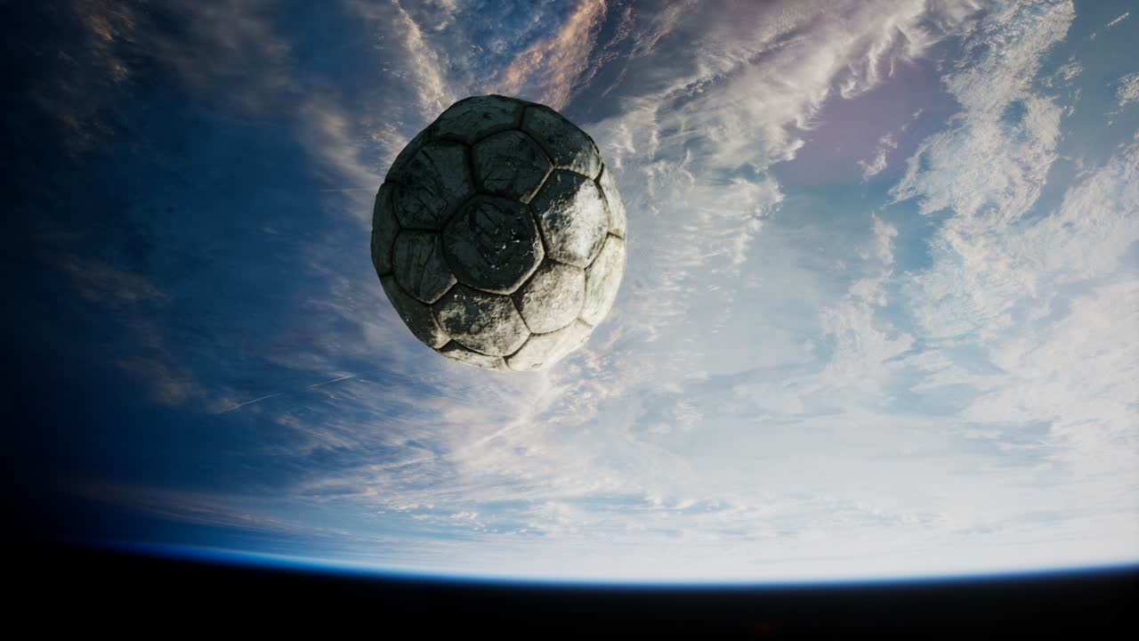 vieja pelota de fútbol en el espacio en órbita terrestre