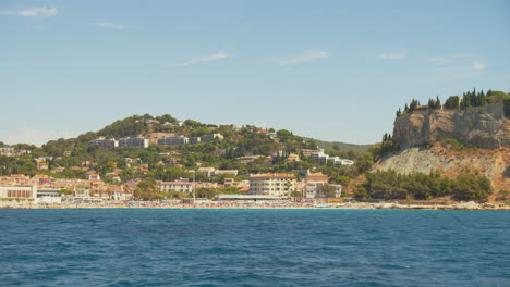 Warming-summery-scene-from-a-boat,-dolly-left-across-the-coastline