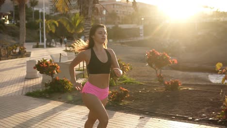 Mujer-De-Cabello-Largo-Corriendo-Con-Aretes-Dorados-Trotando-En-El-Parque-Viviendo-Un-Estilo-De-Vida-Saludable-Y-Activo-En-Verano