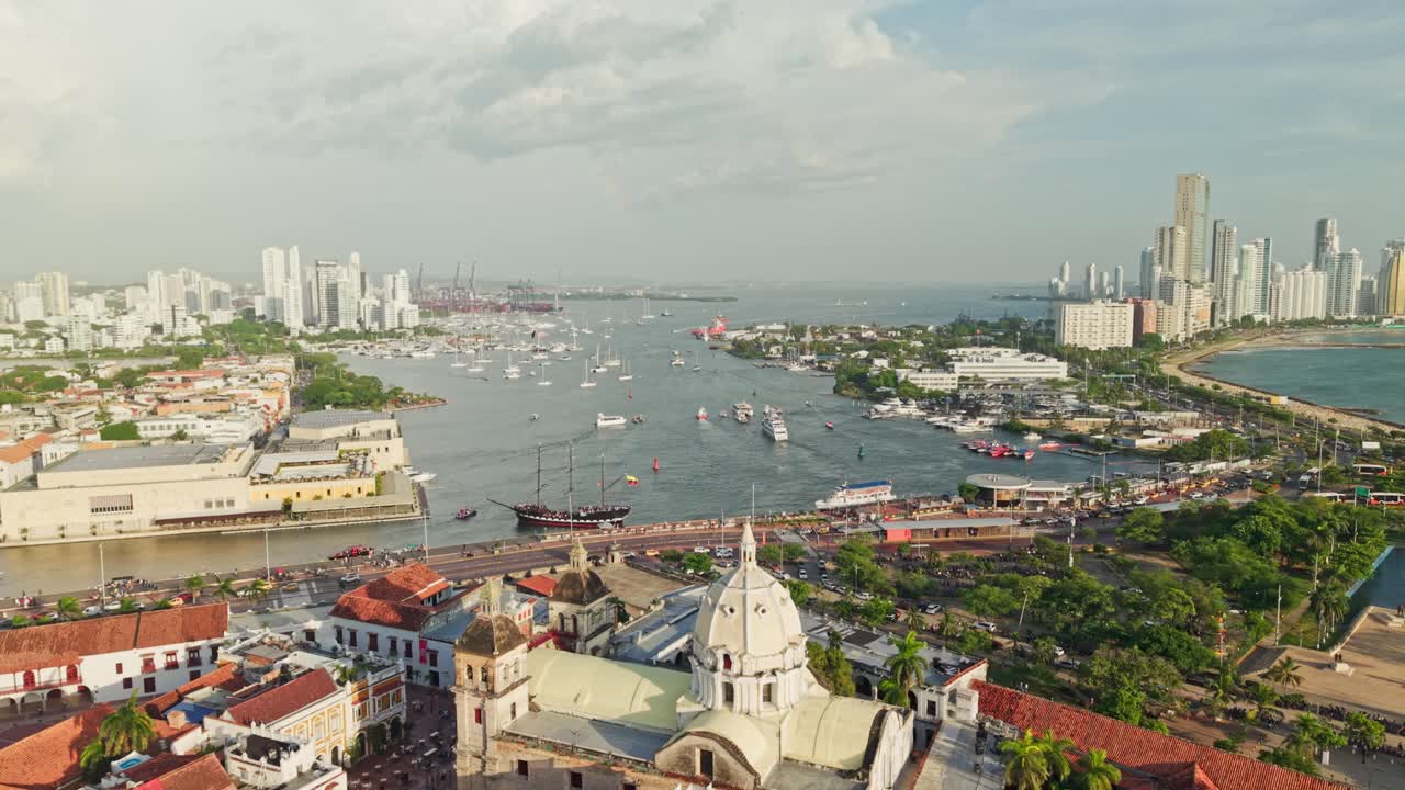 Luftaufnahme in Zeitlupe von Cartagena de Indias, Kolumbien, mit der Skyline, Bocagrande und dem Bezirk Manga