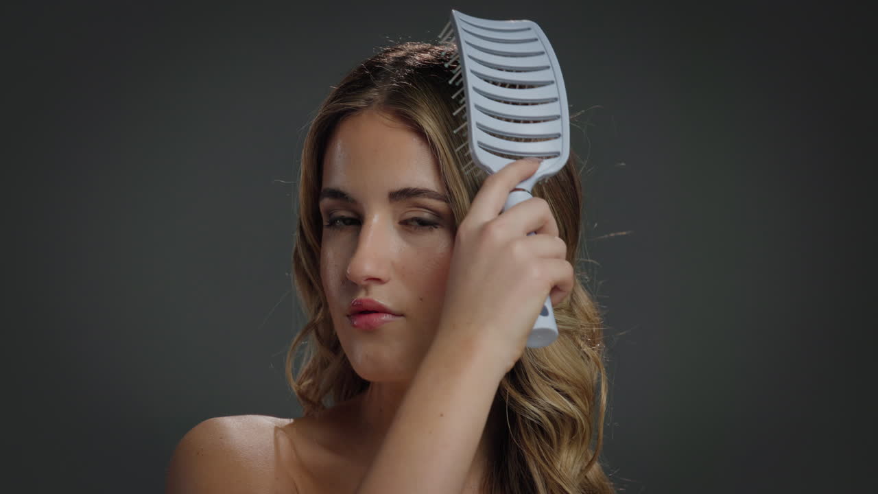 Una mujer cepillándose el cabello.