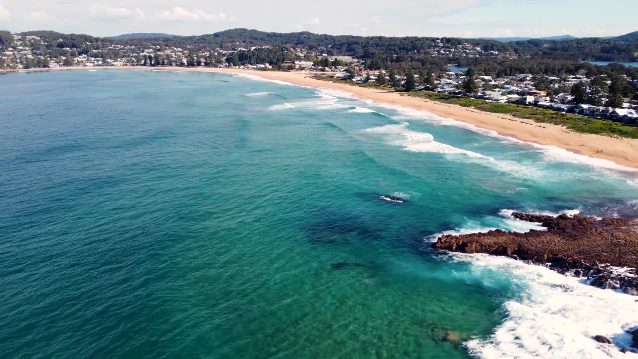 toma panorámica aérea del dron del paisaje escénico norte avoca playa turismo costa central nsw australia 4k