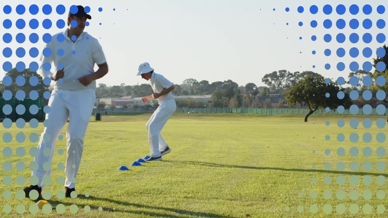 Giocatore cerchiato che corre attorno ai coni, allenatore che applaude all'inizio dell'esercizio di cricket, anello arancione in evidenza