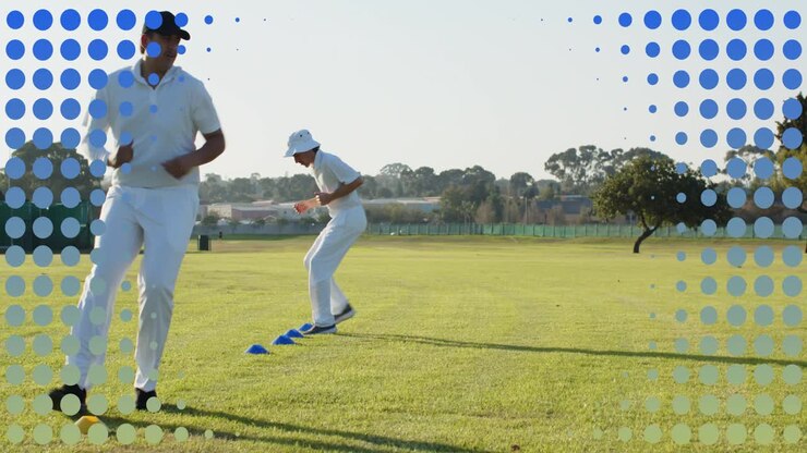 Giocatore cerchiato che corre attorno ai coni, allenatore che applaude all'inizio dell'esercizio di cricket, anello arancione in evidenza