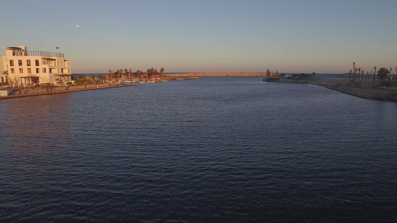 바하 캘리포니아 수르 일몰 시 산호세 델 카보 선착장에서 날아다니는 새의 공중 촬영