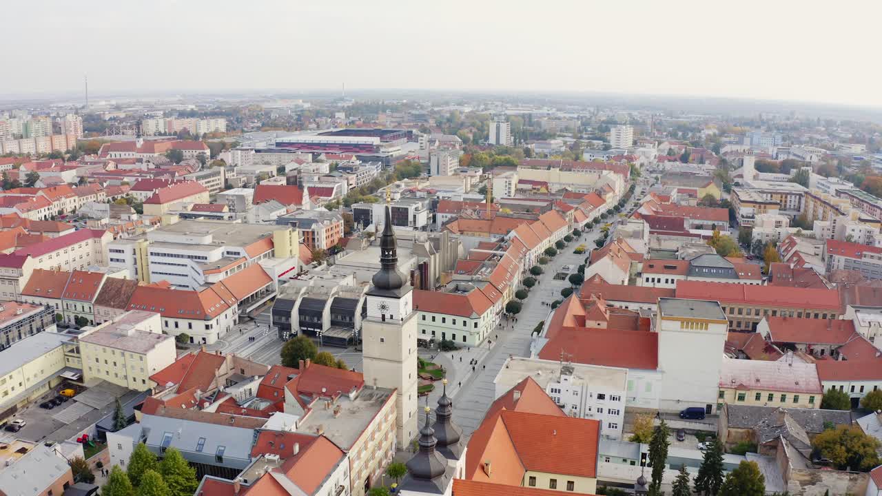 clip aéreo de gran ángulo de la ciudad de trnava con la torre de la ciudad