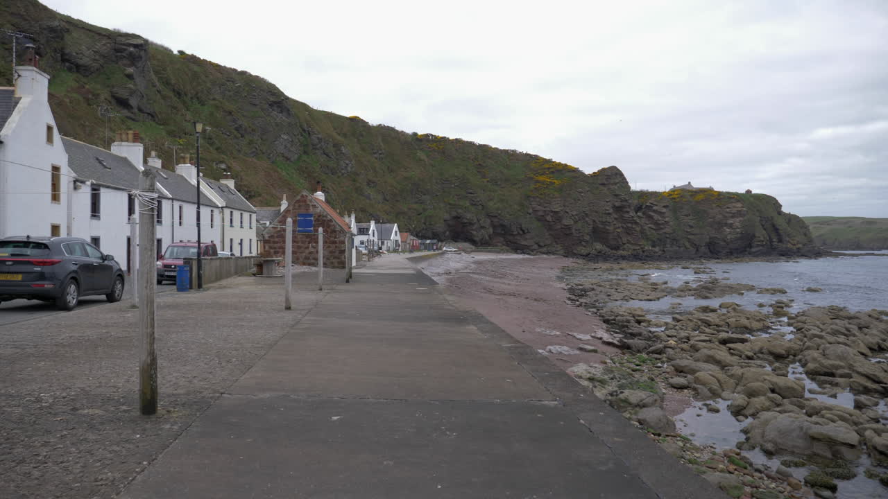 Bredt skud af den lille by, en lille kystby i Aberdeenshire, Skotland, Storbritannien