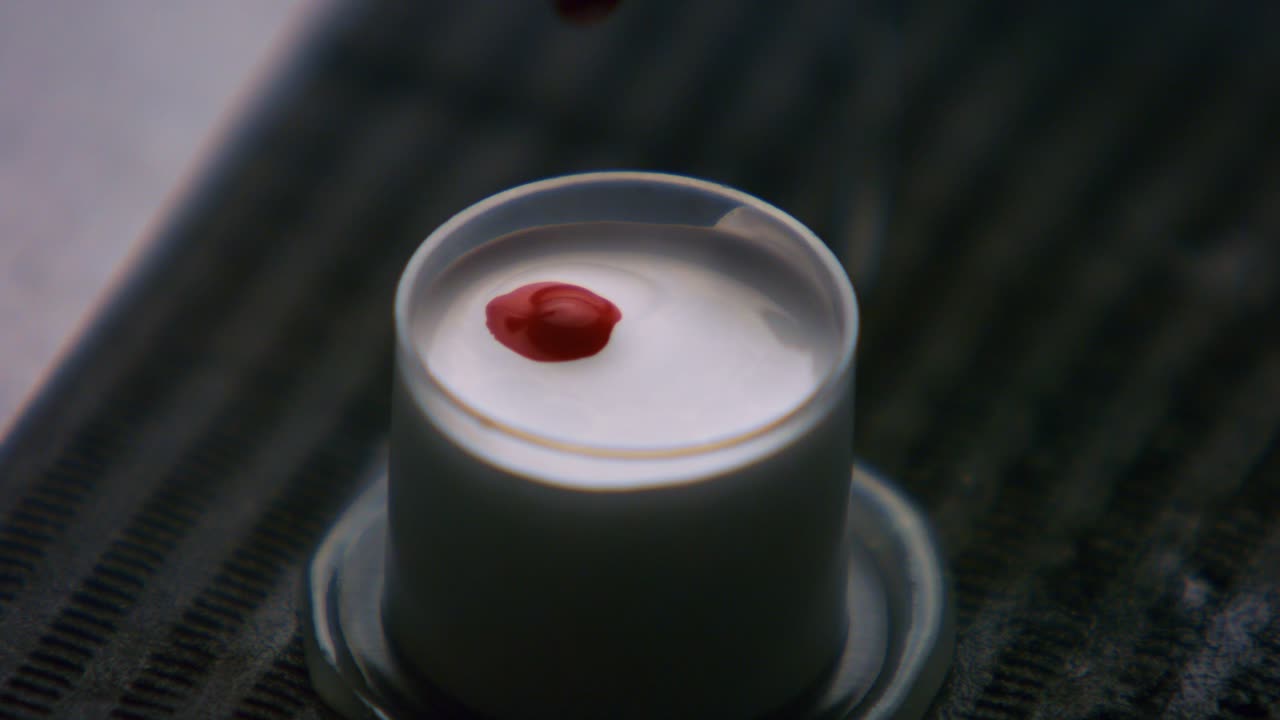 테이블 위에 바젤린으로 고정 된 에 잉크를 는 문신 아티스트의 클로스