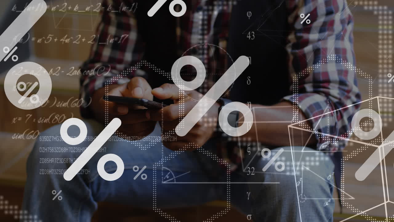 iconos de porcentaje e iconos matemáticos flotando contra la sección media del hombre usando un teléfono inteligente