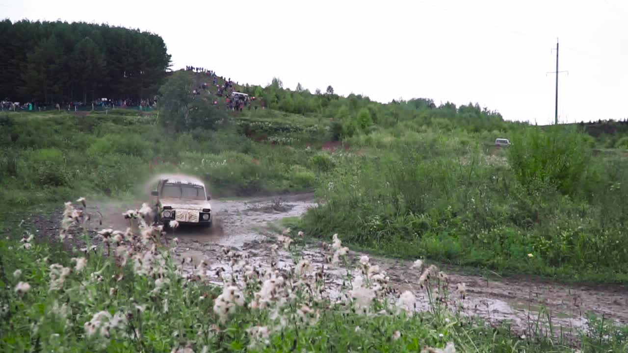 숲에서 오프로드 차량 경주