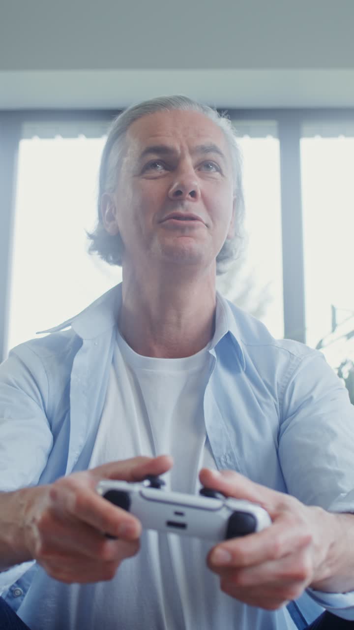 Hombre jugando videojuegos