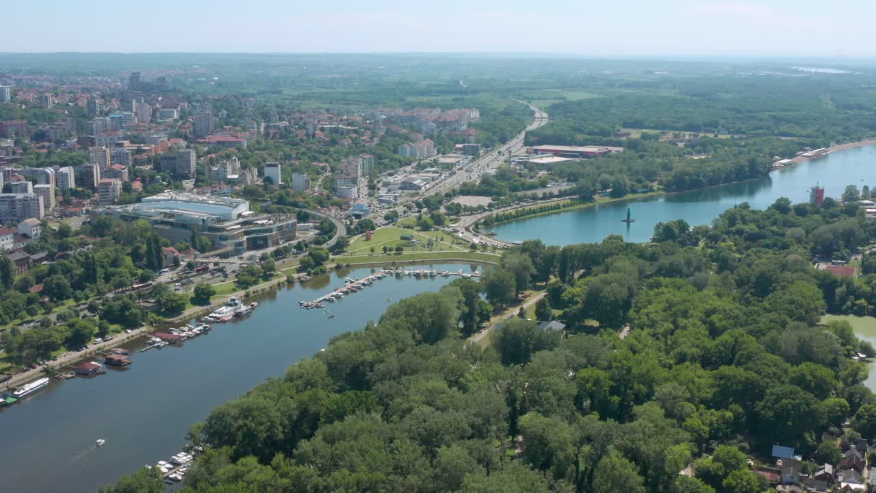 vista aérea del río danubio y la capital serbia de belgrado