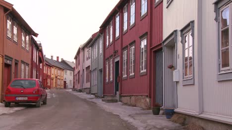 edificios de madera bordean las calles de la antigua ciudad minera histórica de roros en noruega