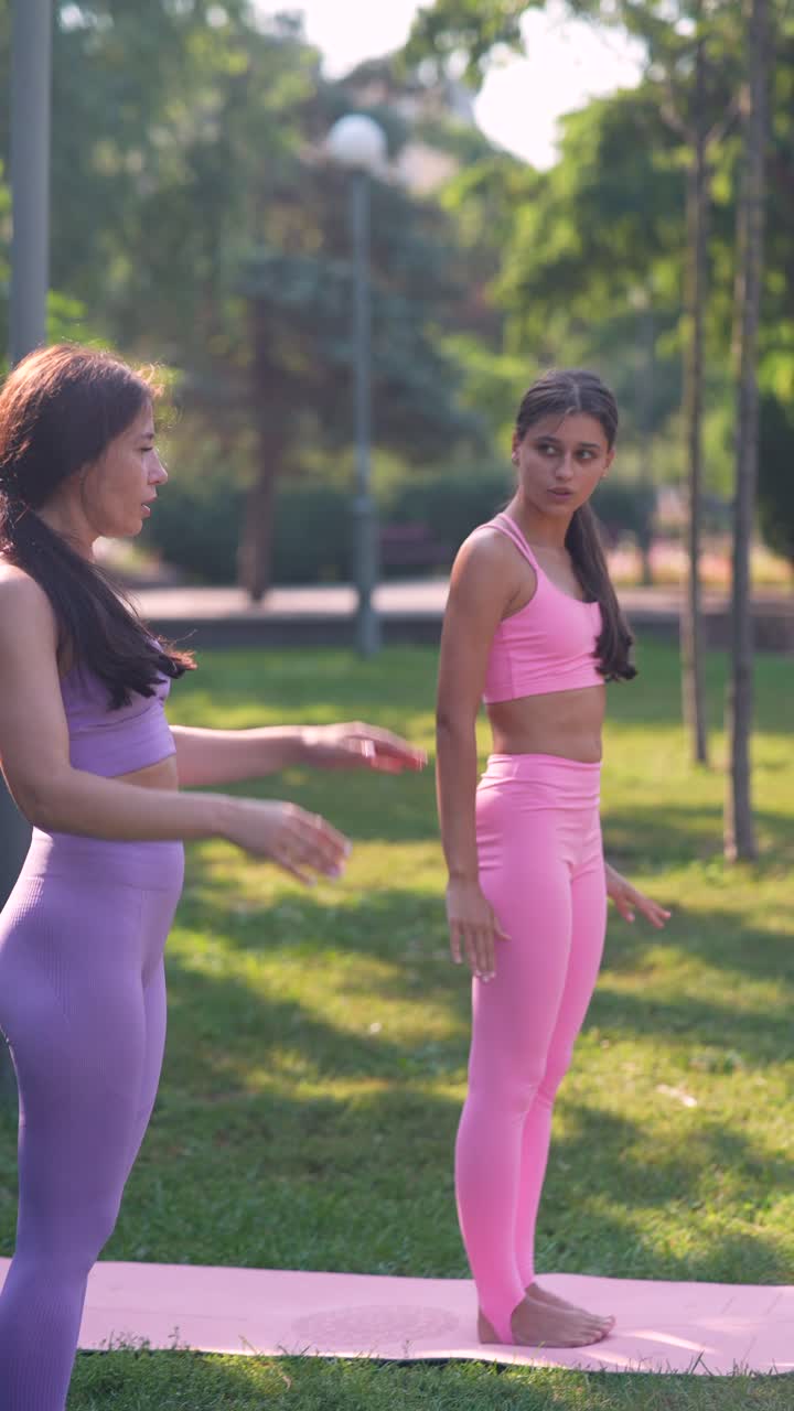 dos mujeres practicando yoga al aire libre