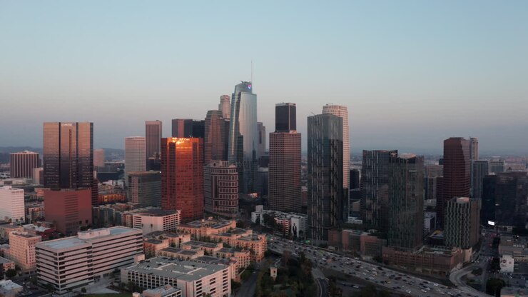 Panoramica dinamica dello skyline di DTLA durante il tramonto