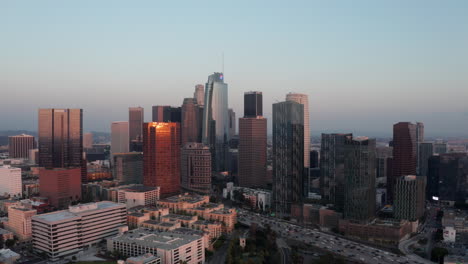 toma panorámica dinámica del horizonte de dtla durante la puesta de sol