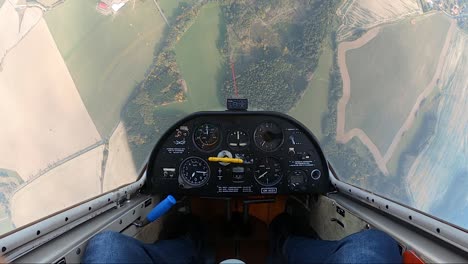 Dando-Vueltas-En-Un-Planeador,-Deteniéndose-En-El-Aire-Y-Luego-Volando-De-Cabeza-Sobre-Campos-Y-Bosques,-El-Punto-De-Vista-Del-Piloto-Desde-Una-Cabina