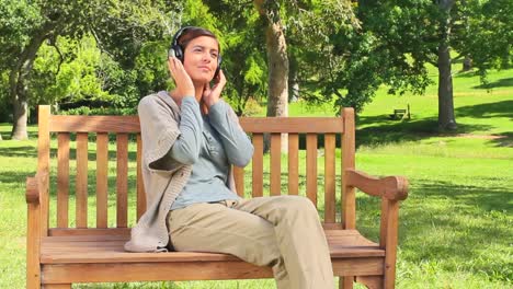 Young-woman-listening-to-music-outdoors