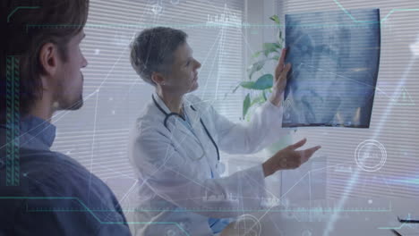 animación de procesamiento de datos sobre una doctora caucásica sosteniendo una radiografía con un paciente masculino